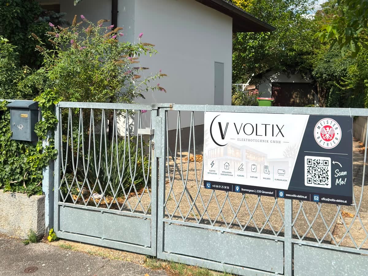 Objekt mit VOLTIX-Bautafel am Tor, komplette Elektrosanierung