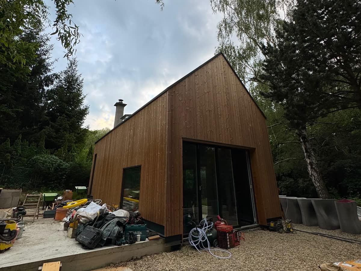 Moderner Holzhaus-Neubau mit großer Glasfront, komplette Elektroinstallation