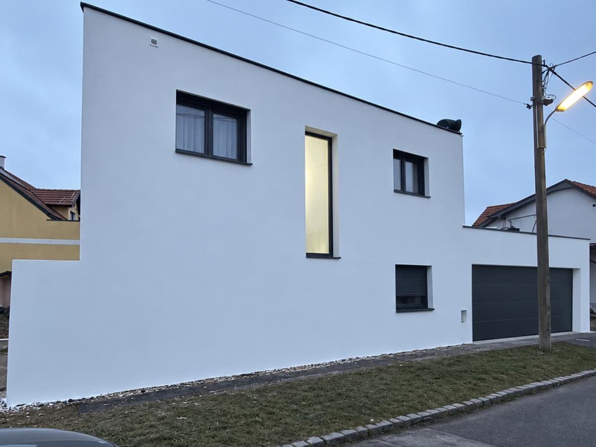 Moderner Einfamilienhaus-Neubau, komplette Elektroinstallation mit Smart-Home-System